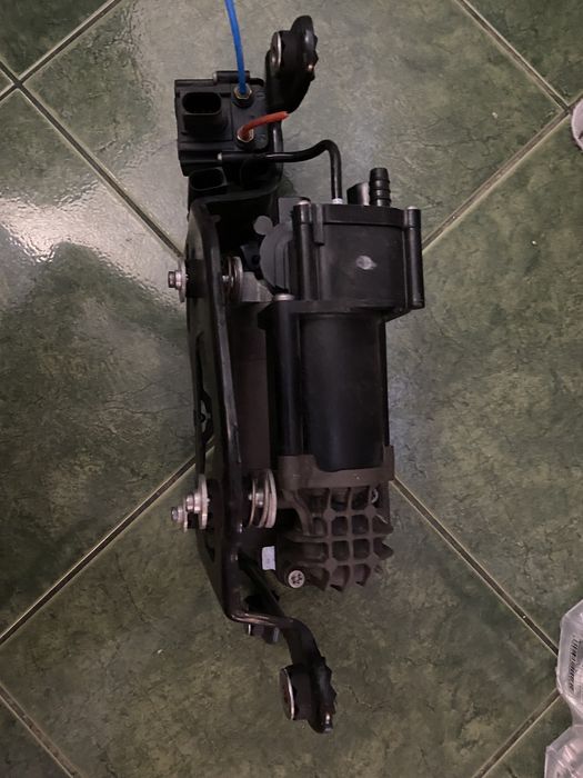 Compresor Aer Suspensie Perne BMW X5 F15 X6 F16 original cu bloc valve