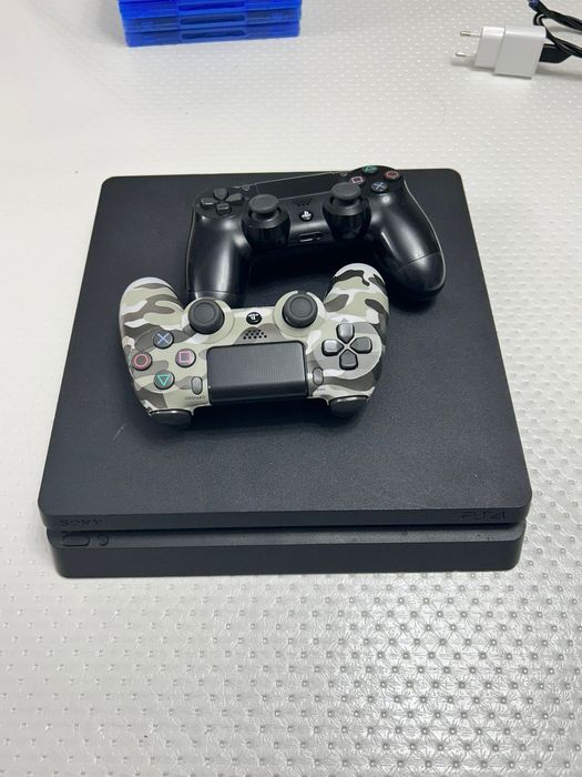 PS4 slim в хорошем состоянии