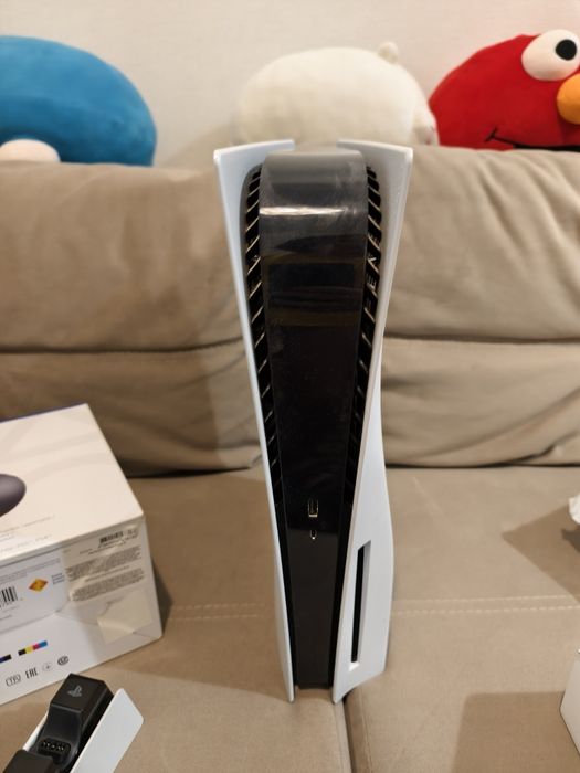 PS5 с дисководом+ зарядная станция+доп джойстик+наушники