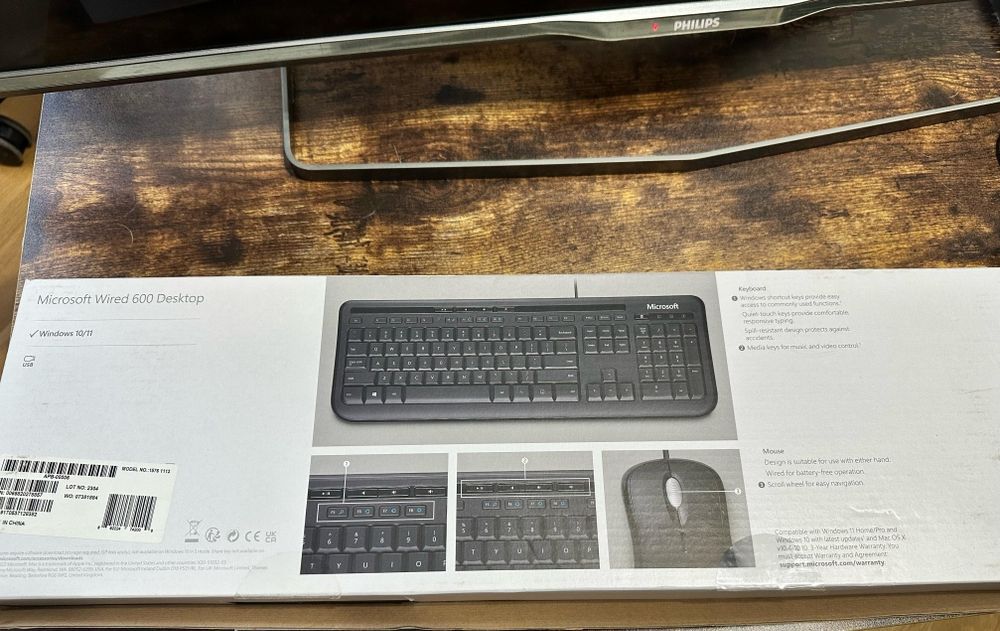 Pret final Kit tastatura + mouse Microsoft 600 
Cu cablu USB