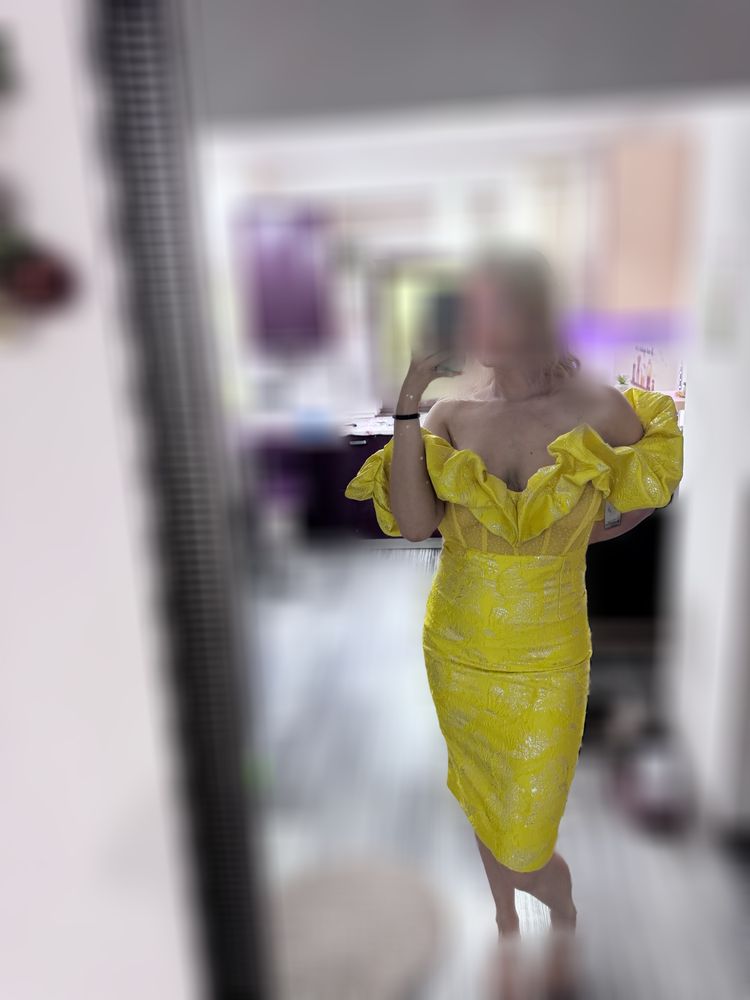 Rochie de ocazie galbena.