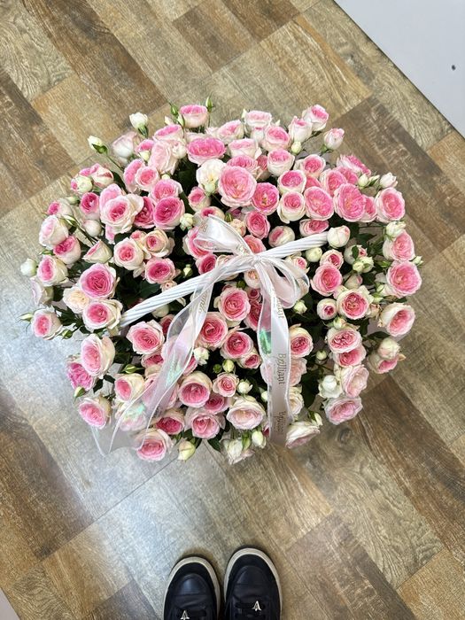 большая корзина со спрей розами