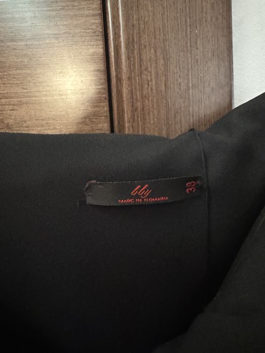 Rochie neagrea cu franjuri si detalii aurii , marca BBY este noua , fa