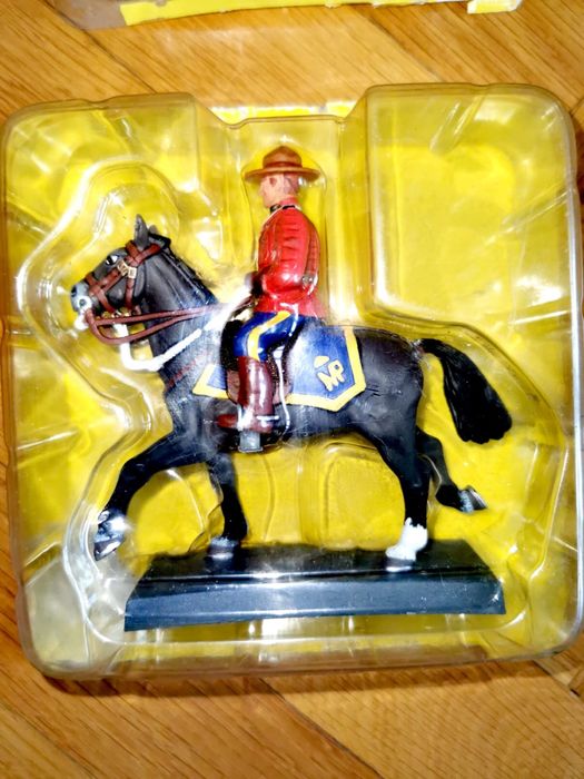 Колекционерски метални фигури на войници конници полицаи гвардейци