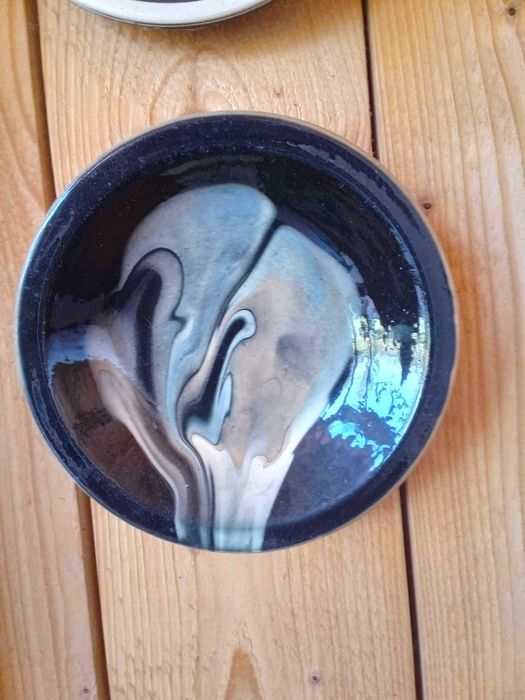 4 декоративни чинии с абстракция и прозрачна глазура.
Диаметр 20 см