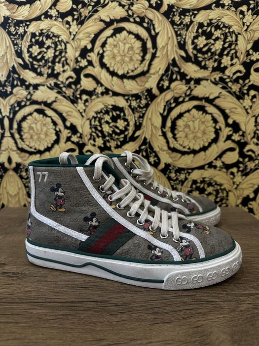 Дамски обувки с ток и кецове