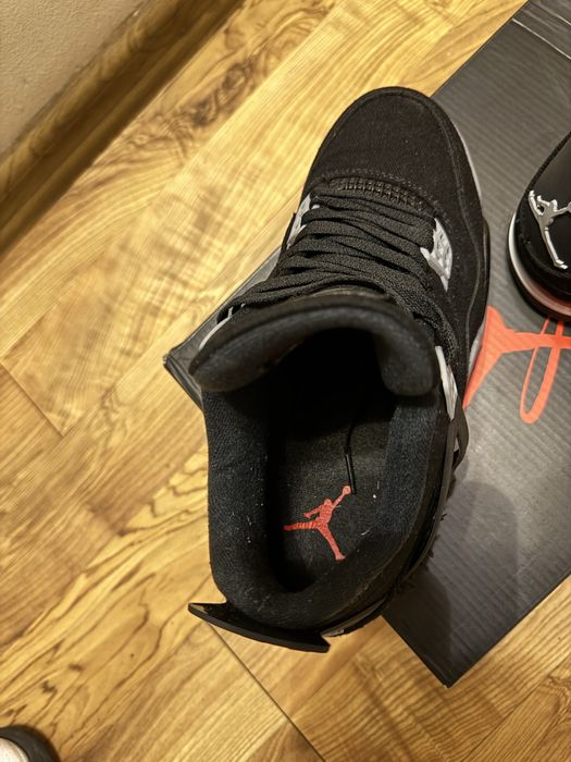 Air Jordan 4.