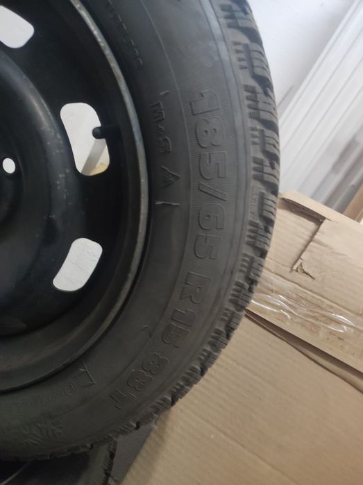 Vand patru anvelope de iarna cu jante 185/65 R 15