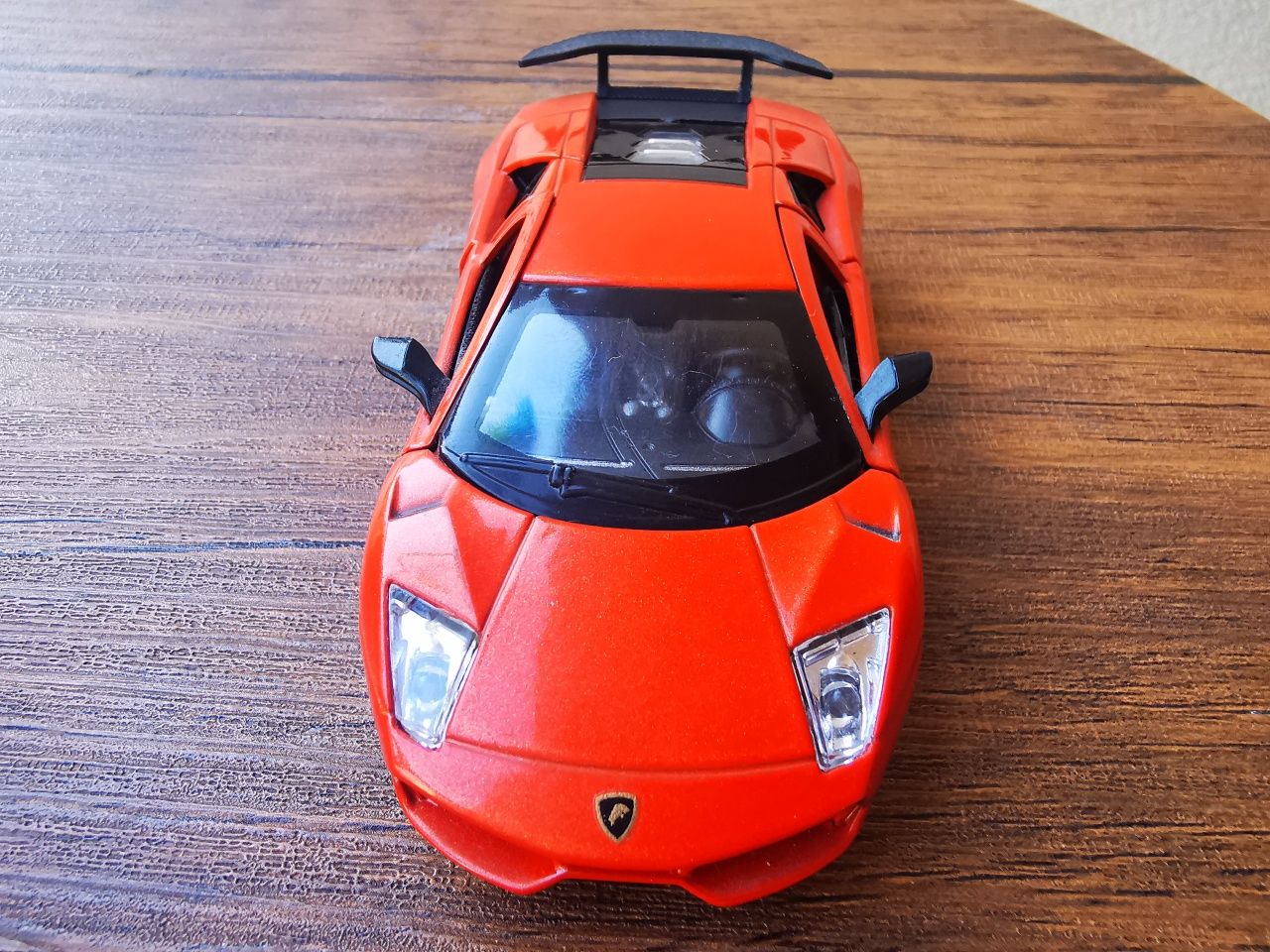 Mașini gen Lamborghini și Ferrari metal