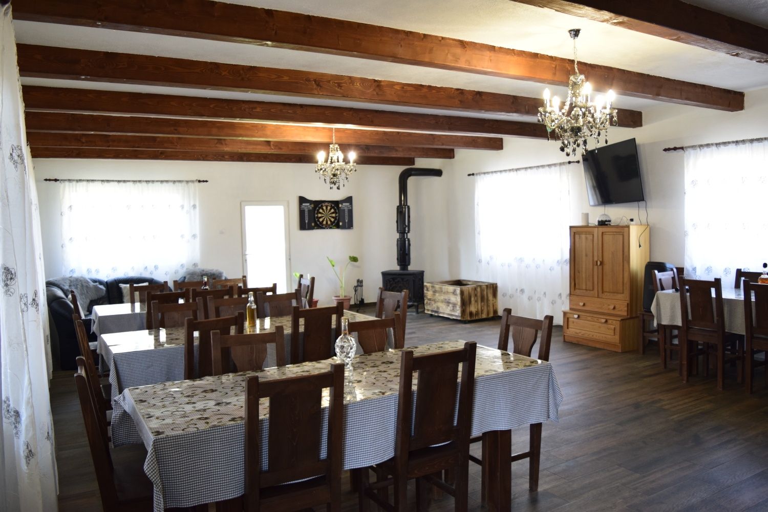 Casa Eby se închiriază la 100 lei persoană sau integral la 2000 lei.