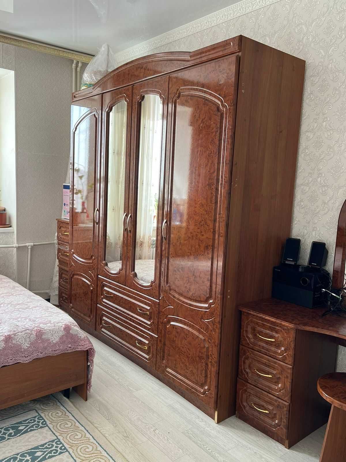 Продам гарнитур дерево срочно
