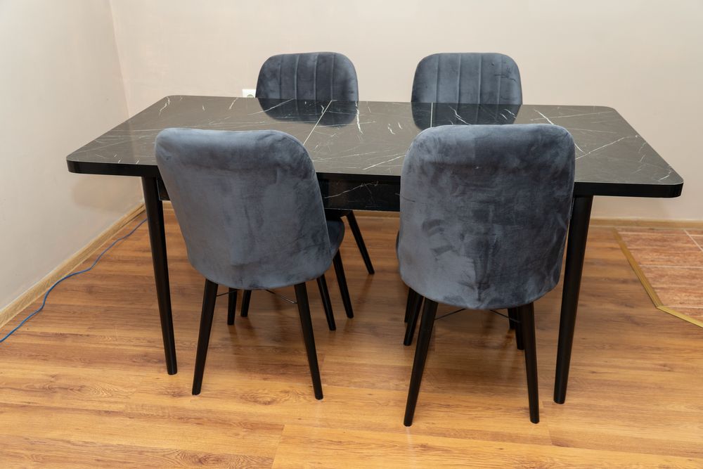 Комплект маса с 4 стола / Отлично състояние