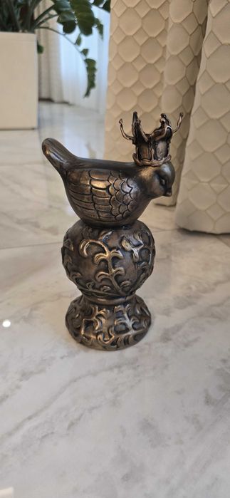 Голямо бароково пиле с корона– керамика.