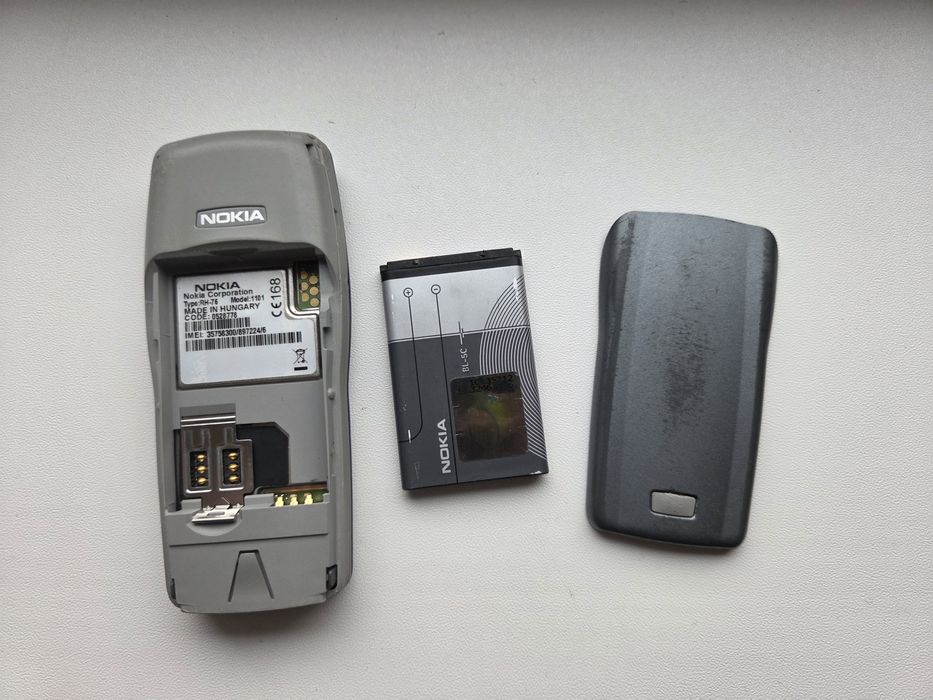 Nokia 1101 - telefon simplu cu butoane