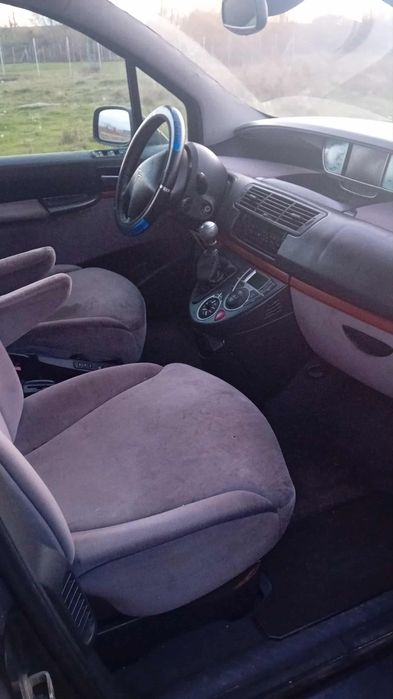 Vând mașina urgent Citroen c8 cu 7 locuri motor 2..2 anul 2005  tot în