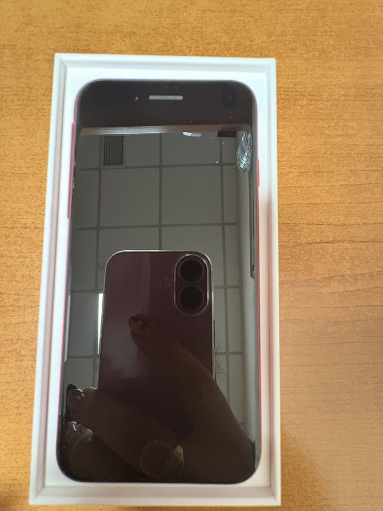 Продавам телефон Iphone SE 2020