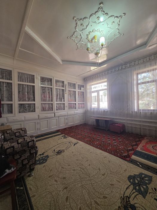 Кибрай Уймовут маҳалласида 8 хона 7 сотихли уй сотилади.