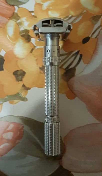 Продавам самобръсначка за класическо бръснене Gillette Slim Adjustable