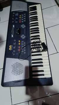 Продам синтезатор Ava 983