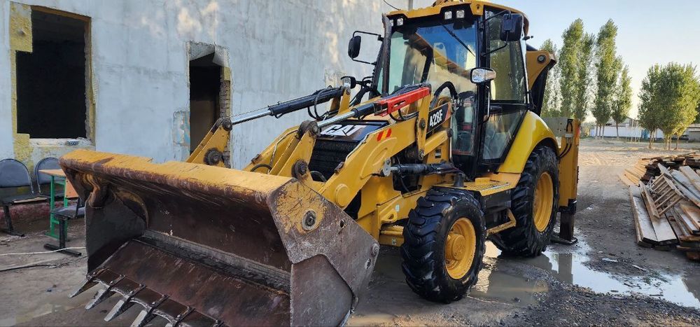 Экскаватор погрузчик срочно сотилади  CAT  428F  ср