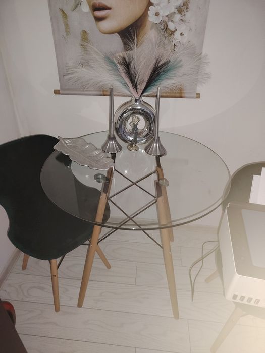 Masa rotunda cu blat de sticlă