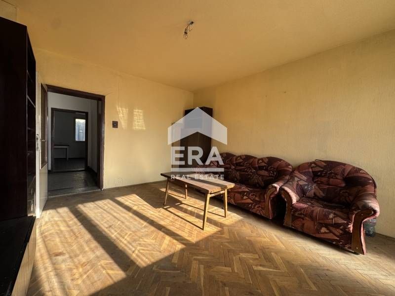 Ексклузивно от ЕРА Дръстър: Просторен тристаен тухлен апартамент срещу