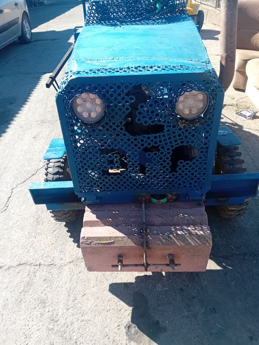 Vând tractor cu plug și prasitoare