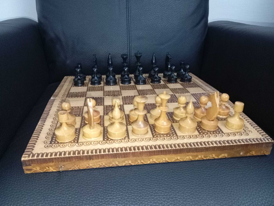 Шах с дървени фигури