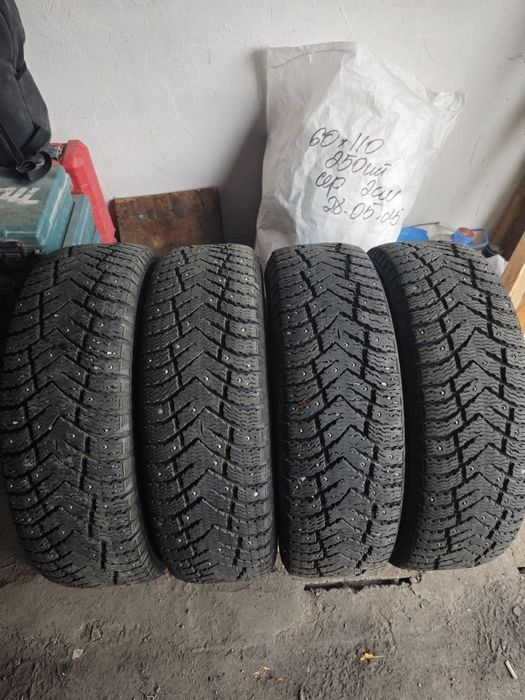 Продам зимние шипованные шины 205 65 R16