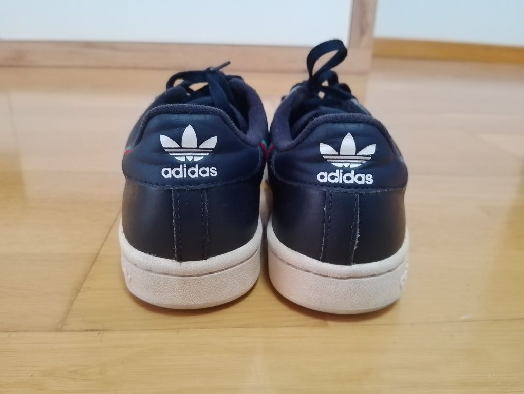 Pantofi sport Adidas pentru copii.