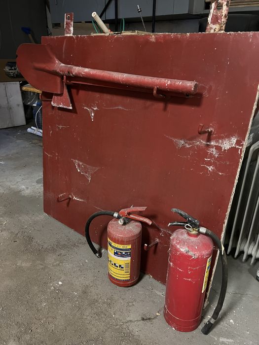 Продам пожарный щит с инвентарем (входят два огнетушителя, лопата, др)