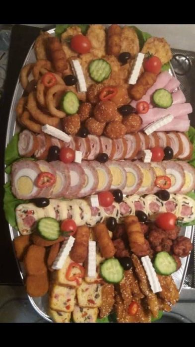 Platouri cu aperitive și sarmale cu varza murata!