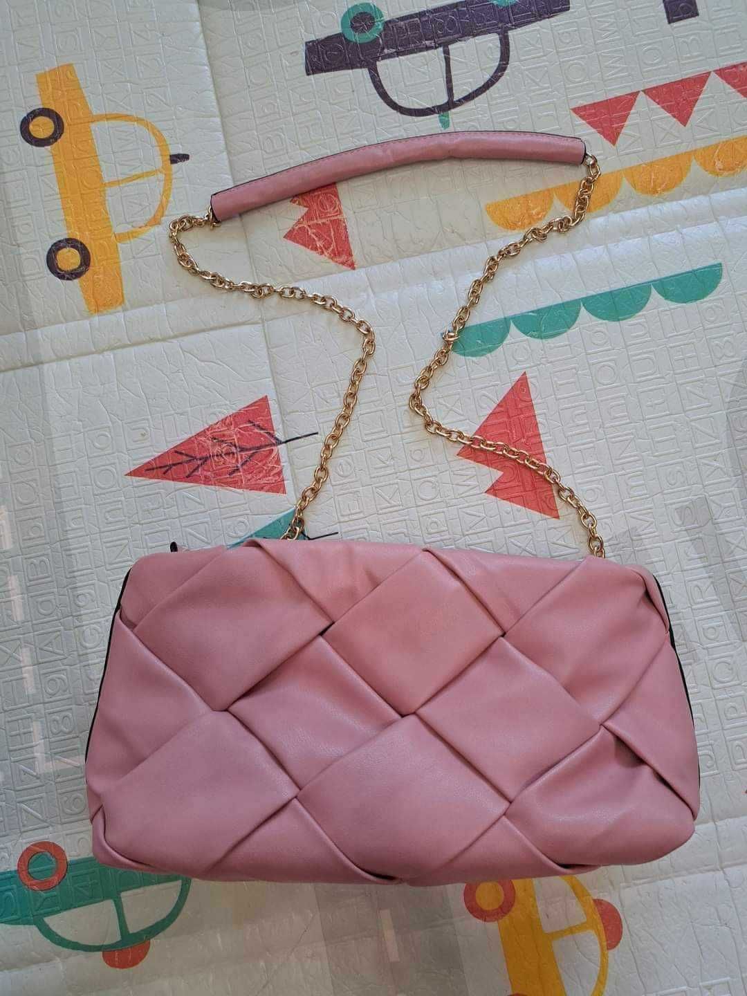 бебешко розова дамска чантичка с дълга дръжка