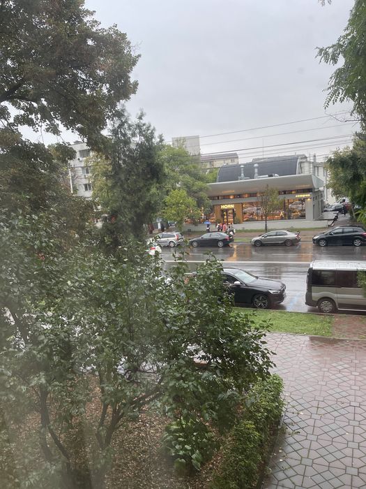 Inchiriez apartament 3 camere pod ros