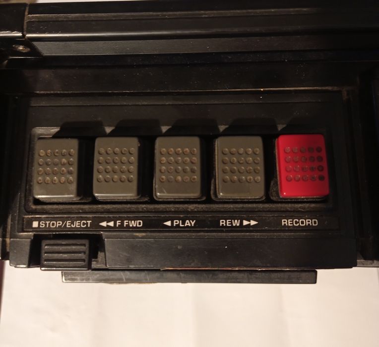 Vând/Schimb radiocasetofon marca SANYO.Radio ok,pe casetă doar bârâie.