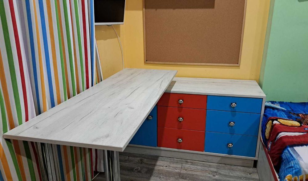 Ъглово бюро за детска стая