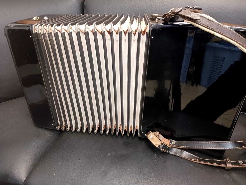 Acordeon Weltmeister Stela 40 bas