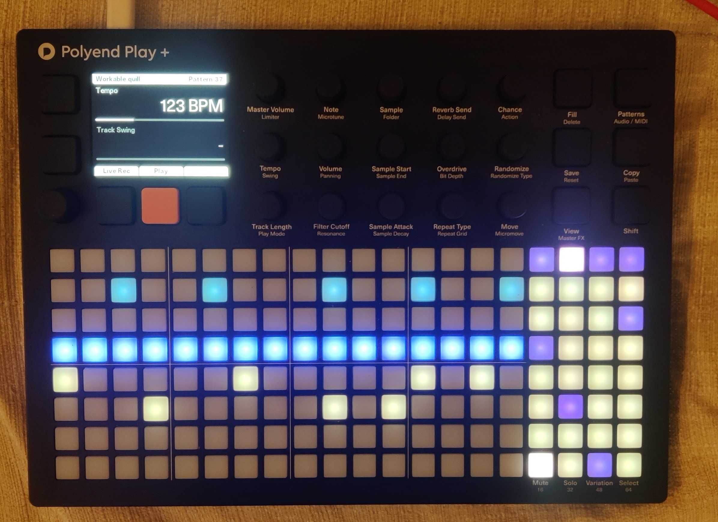 Polyend Play+ (ca nou) + cover - groovebox, synth, sequencer