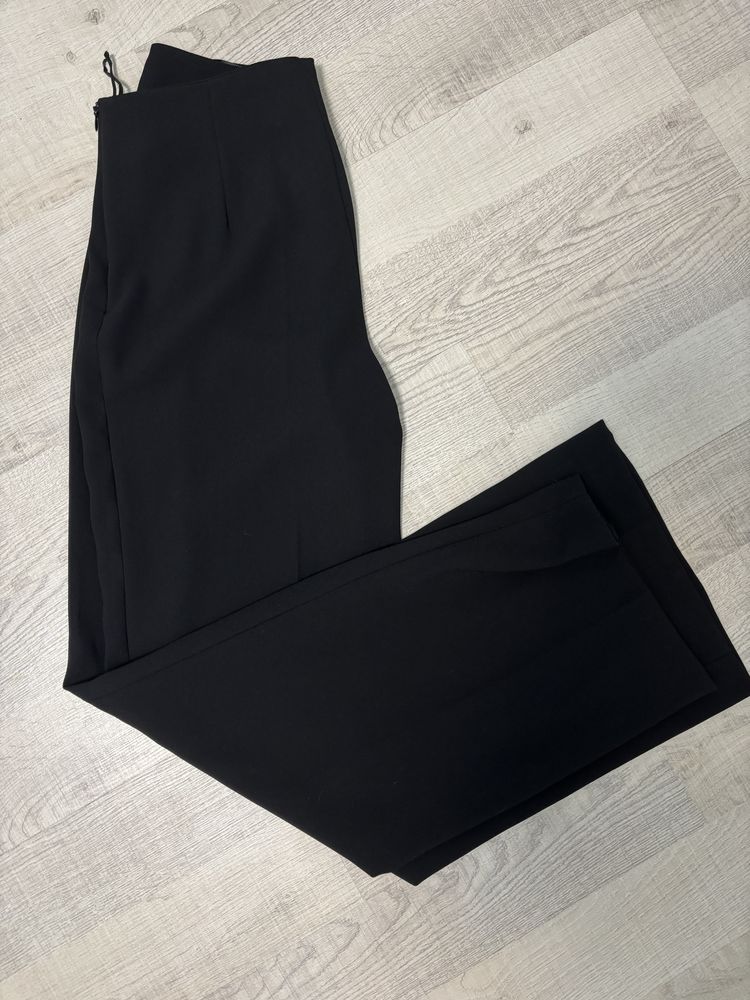 Костюм Zara с черен блейзър и черен панталон