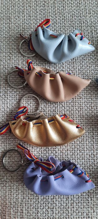 Breloc tip opinca din piele