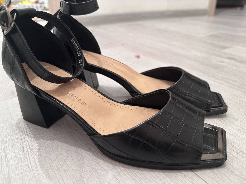 Туфли 40 р турция 10000 тг 25 000 тг алғам почти новый