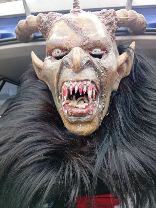 Se vinde masca krampus urgent fara defecte folosit că nou