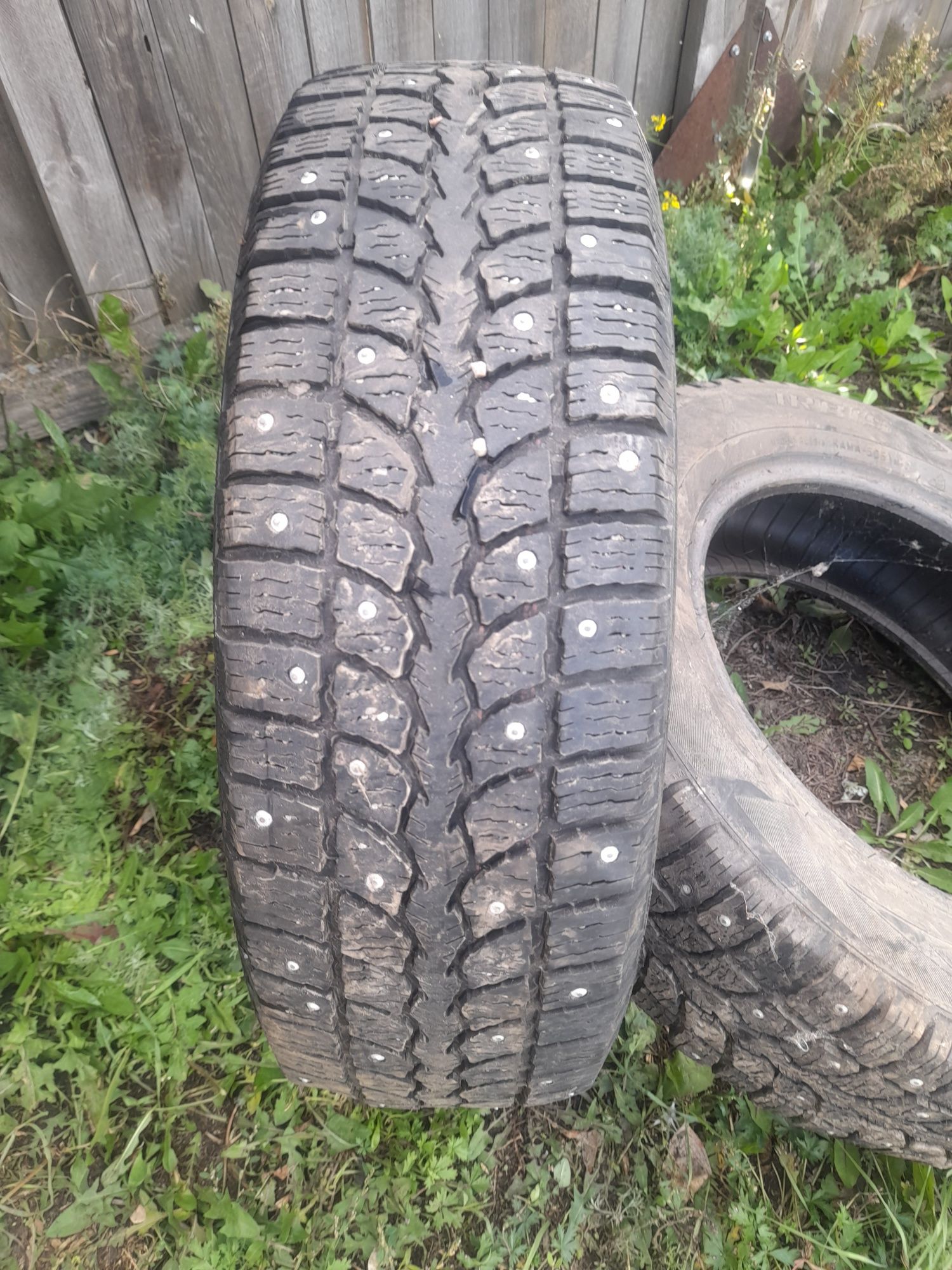 Продам 2 зимние шины
