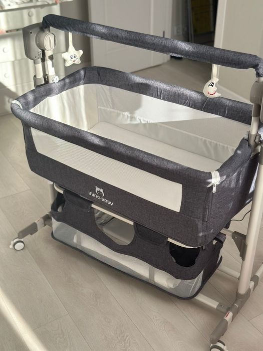 Приставная детская кроватка на колёсах с маятниковым механизмом