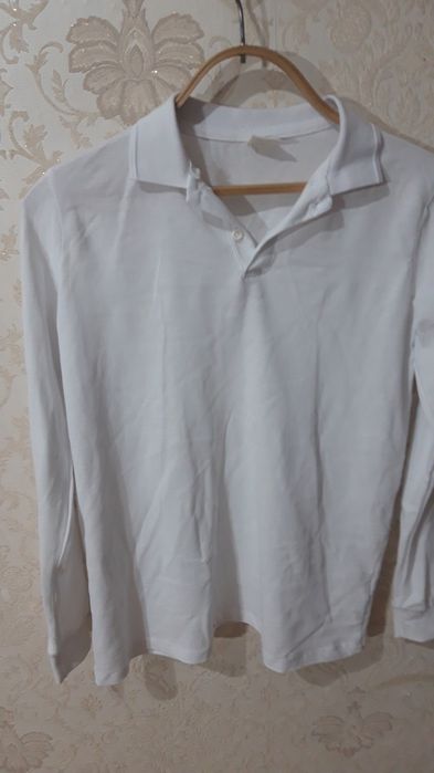 Продам дешево  новые 2 рубашки и рубашку-поло ( для школы) .