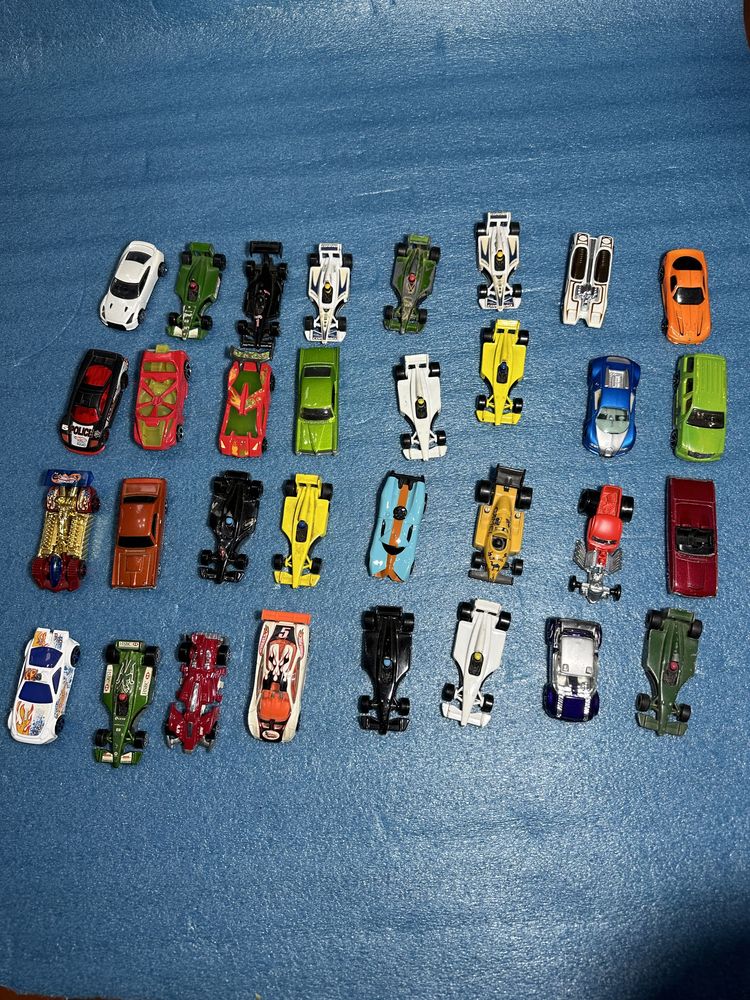 Vand 32 masinute colectie HotWheels