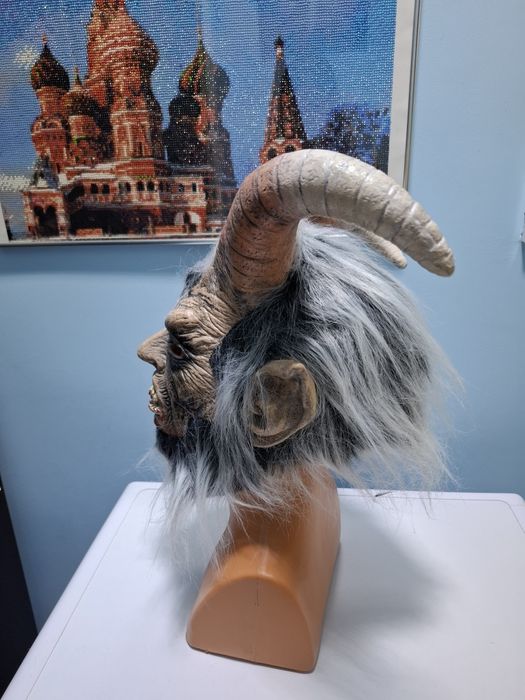 Маска латексова неупотребявана