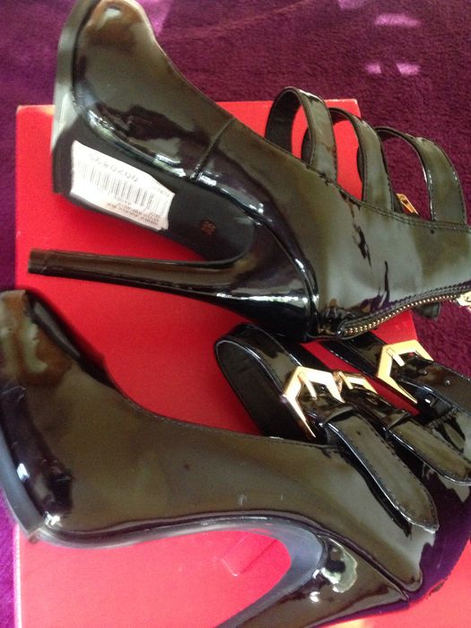 нови лачени обувки