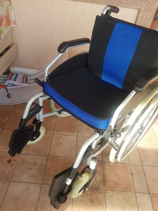 Carucior cu rotile pentru  persoane cu handicap.