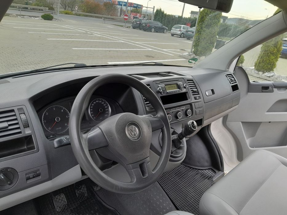 Volkswagen Transporter . DOKA  VW  T5
